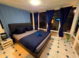 Villa mit Garten und Terrasse