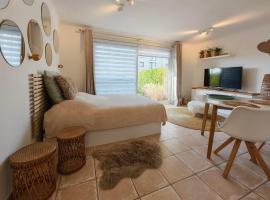 Studio Amor op het gelijkvloers met tuintje nabij strand, Hotel in De Haan