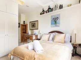 Double bedroom in homely, 5 bedroom family house by the river in Fulham