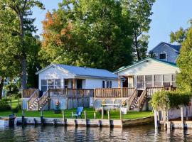 Inn Between Waterfront Cabins, Hotel in Lagune Indian River