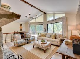 Stunning Dillard Home w/ Yard in Sky Valley!, hotel Dillardban