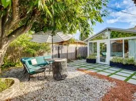 Coastal Home Near Palm Beach Patio and Beach Gear!