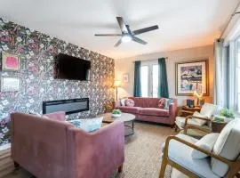 5 Bedroom 2 & 1 half Bath Group Stay Fun Design in Quiet Neighborhood