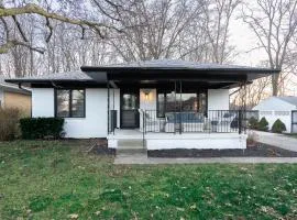 5 Bedroom 2 & 1 half Bath Group Stay Fun Design in Quiet Neighborhood