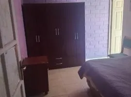 Pieza con baño privado y cama doble