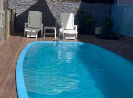 Casa com acesso a piscina e área kids, hotel en Serra