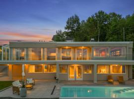 Villa with pool and panorama - friend trip,company outing、トロンハイムのホテル