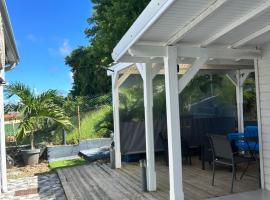 Maisonnette 30m2 vue mer Robert sur la pointe savane LM, khách sạn ở Le Robert