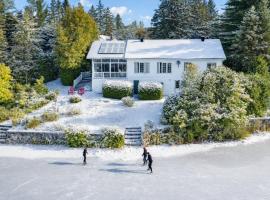 Water front Golden Lake cottage - Calm and peaceful, hotel en Val-David