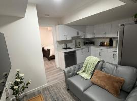 Brand New 1 Bedroom Basement Suite in Southwest, hotell i Edmonton