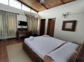 Hotel O Grand De Casa، فندق في Raigīr