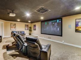 Luxe Draper Retreat w Pool, Sauna and Theater, מלון בדרייפר