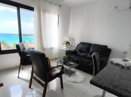 על הים, hotel na praia em Nahariya