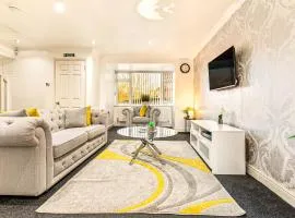 4 Bedrooms Homely House - Sleeps 8 Comfortably with 4 Double Beds, Leicester, Free Private Parking, Business Travellers, Contractors, & Holiday-Goers, Near All Major Transport Links in Leicester & City Centre