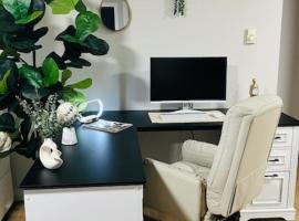 Modern 1BR w/ Workspace near O'Hare, hotell i Chicago