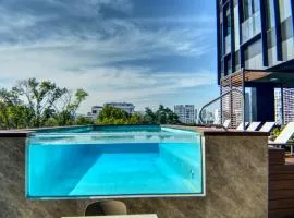 SkyView Country Club with KingSize Bed Air Conditioner Pool & Gym