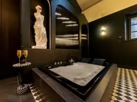 Deluxe whirlpool bath & contemporary experience