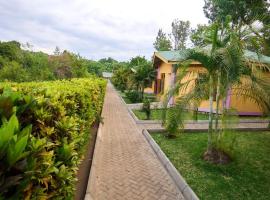 GREEN PARROT CAMPSITE and LODGE、Nkunjilaのホテル