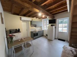 Maison avec terrasse et jardin, hotel i Flogny