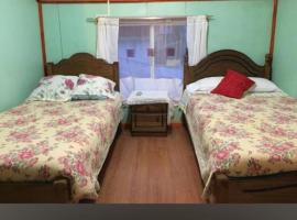 Hospedaje Los Cipreses, hotel em Puerto Cisnes