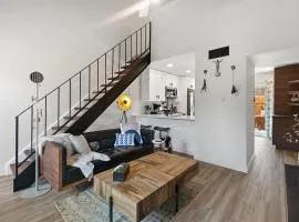 Contemporary Couples Getaway Near Austin Favorites - Loft 21