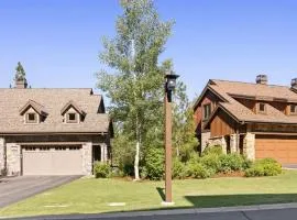 2 Luxury Adjacent Northstar Homes Walk to Lifts Private Hot Tubs