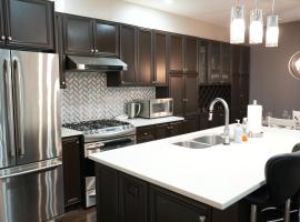 Luxury 5BR Home with Spa Bath, hotel a Burlington