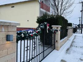 Dom pod mirabelkou - Mirabell h&aacute;z, hotel con alberca en Lip&oacute;t