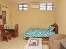 Appartement Lomé Togo Spacieux et Meublé 4 min de l'aéroport Wifi et Espace aéré gratuit Eau chaude Compteur Electrique personnalisé Gaz butane disponibles dont chargement à charge du voyageur