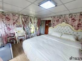 Merlin Hut & Farm, Hotel in Kanchanaburi