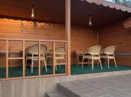 مزرعه بساتين اللوز, lemmikkyst&auml;v&auml;llinen hotelli kohteessa Al Mallah