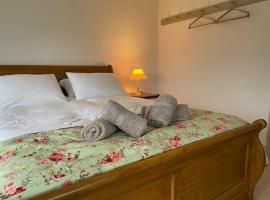 Escape to Blacksmiths Cottage, hotel in Cuckfield