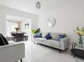 Modern 5-Bedroom Near Heathrow Airport Sleeps 10