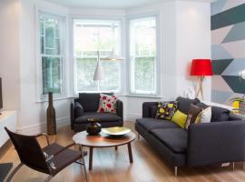 STUNNING Brand New Apartment, familiehotell i London