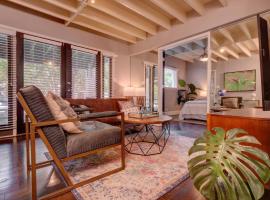 Spacious 1BR Executive Condo w Private Terrace, hótel í Dallas