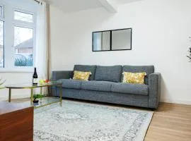 West London Spacious Modern House Garden Driveway