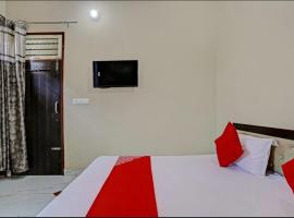 Hotel O Mayank Hotel & Meeting Hall، فندق في Nārnaul