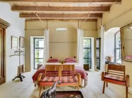 L'Ecurie Former stable with charm and light