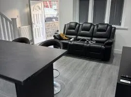 Stylish 1 Bedroom flat Private Parking 55 inch Smart TVs