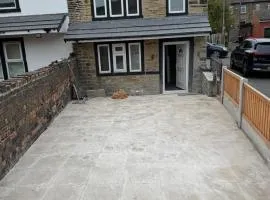 Aurang House, 1 Bedroom, Double bed, en-suite, with Kitchen, 55" Flat TV, Private Parking