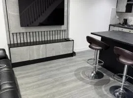 Stylish 1 Bedroom flat Private Parking 55 inch Smart TVs