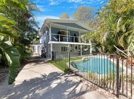 The Palms - Beach Retreat with Pool Garden BBQ