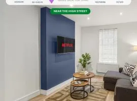 Albert House - Near the High Street - Free Parking, Garden, Fast WiFi and Smart TV by Yoko Property