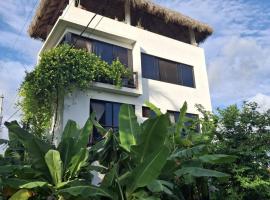 Surf Villa with Ocean View and Palapa Rooftop, hotel din Temalhuacán