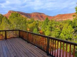 Elegant Lofted Home in Kanab - On Site Hiking & Red Rock Views from Deck