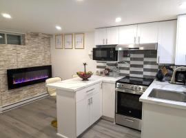 Stylish & Modern Condo - FREE Parking & EV Chargers, hotel di Laval