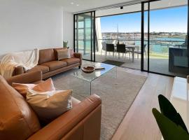 Marina Vista - Waterfront Apartment, hótel í Shellharbour
