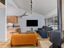 Stylish Mammoth 1BR & Loft With Fireplace