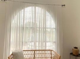 La Luz Villa Banjarbaru, a Tiny Villa with a Pool, hôtel à Banjarbaru