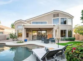 Relaxing 4BR House with Pool Near Golf Club & Lake